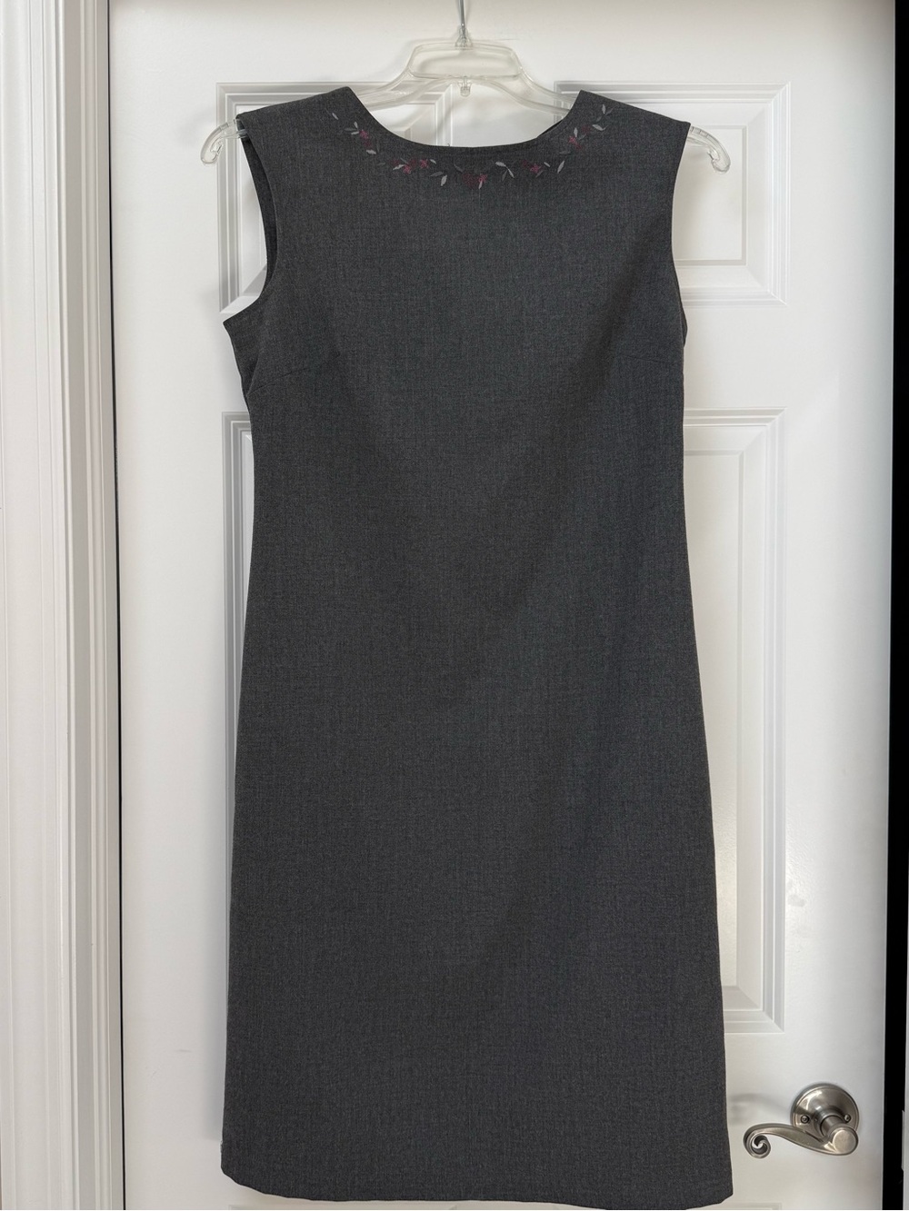 Gap sleeveless gray sheath dress featuring a classic crew neckline size 6
